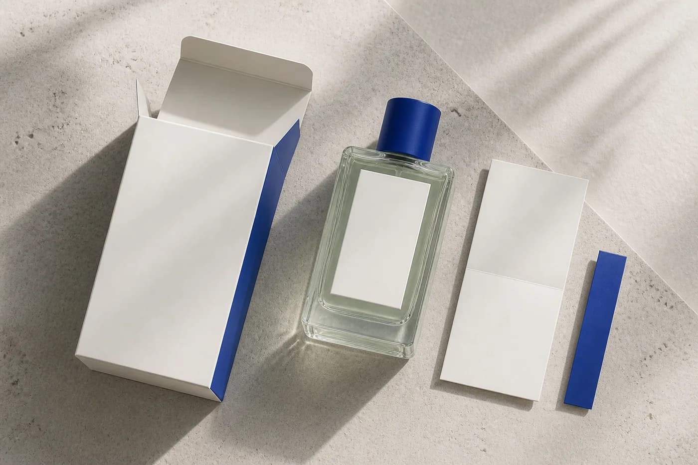 Geöffnete KONTUR Verpackung mit Flakon und Duftkarte