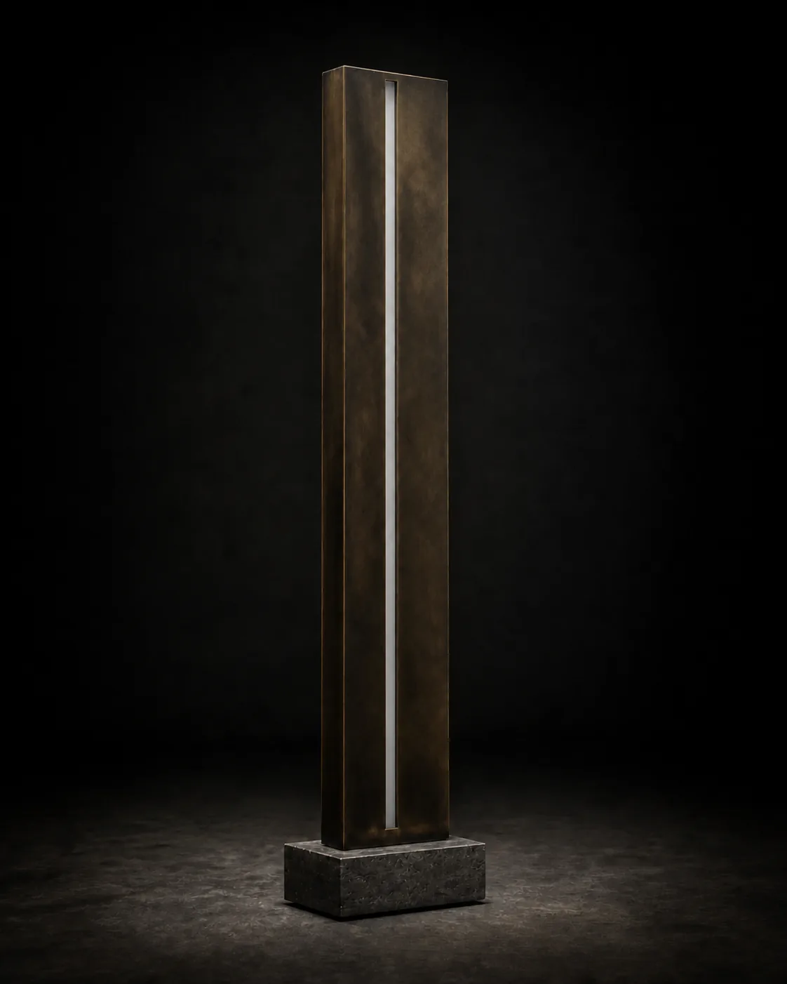 STELE 03 Bodenlicht aus einem schlanken Bronzekörper mit vertikaler Opalglasfuge